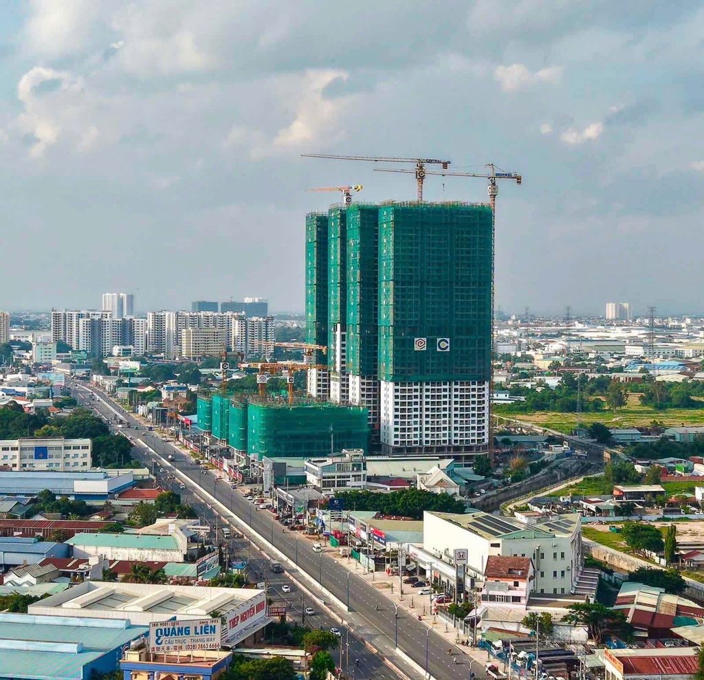Toàn cảnh công trường Lusso Saigon trên mặt tiền Quốc lộ 13