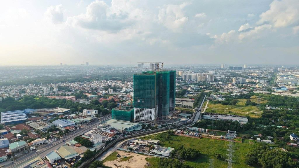 Các tháp căn hộ Lusso Saigon đang thi công phần thân